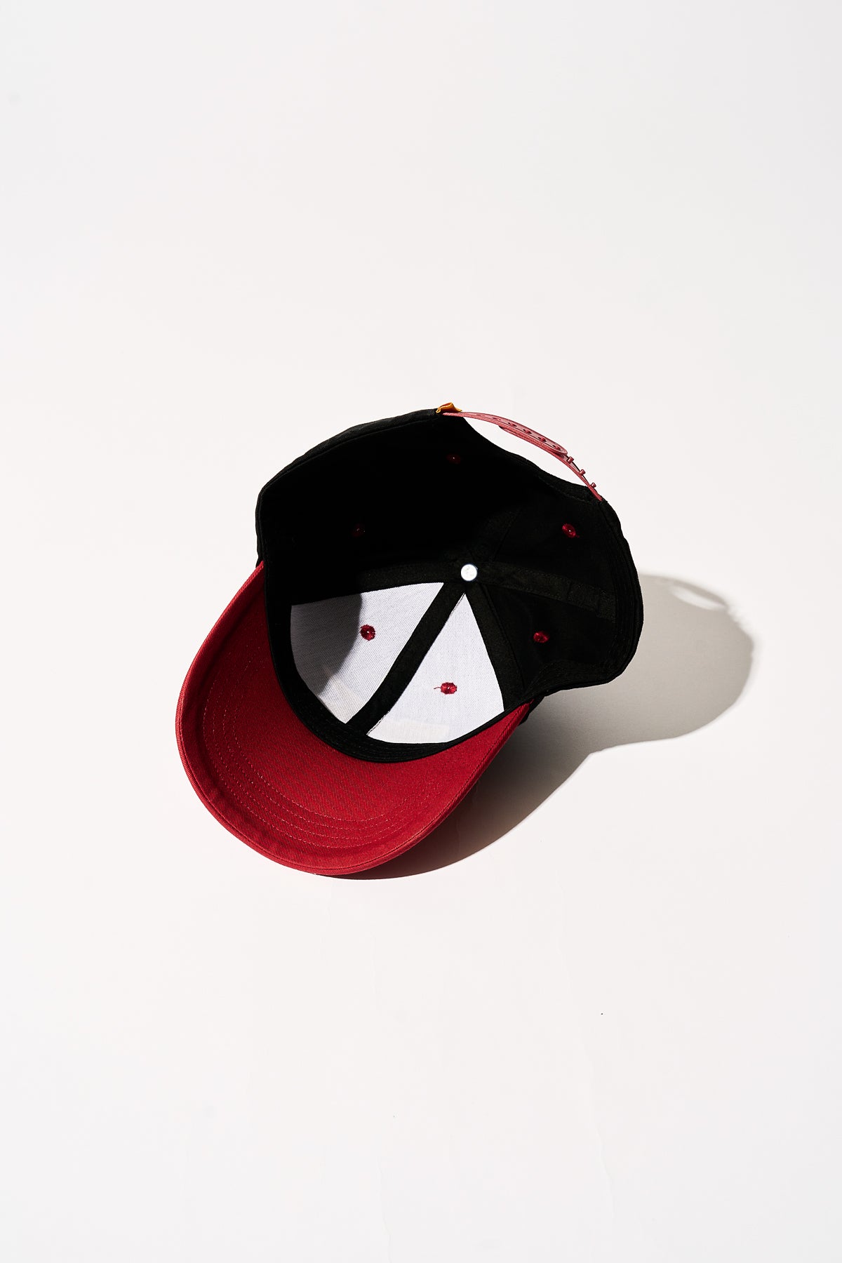 CAP [Black × Red]
